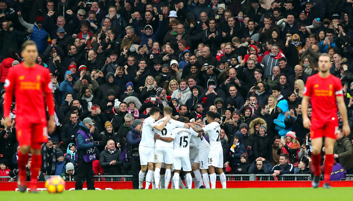 白衣下边是红衣，香港行期间一阿森纳球迷卧底在热刺球迷看台（白衣藏红衫：阿森纳球迷香港行混入热刺看台）