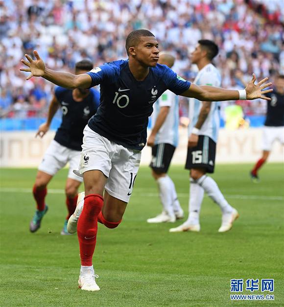 马卡：小西蒙尼如今表现出色，离不开梅西对他的明智建议（马卡：小西蒙尼状态火热，梅西的点拨功不可没）