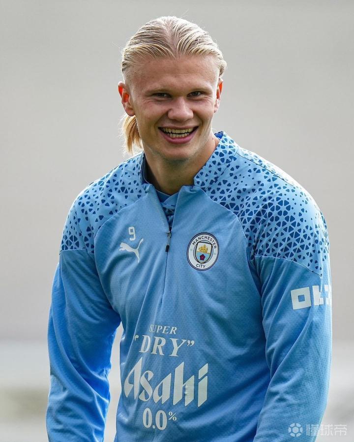 梁民革：希望有一天我也能像孙兴慜一样穿上7号球衣（梁民革：盼有朝一日披上7号战袍，向孙兴慜看齐）