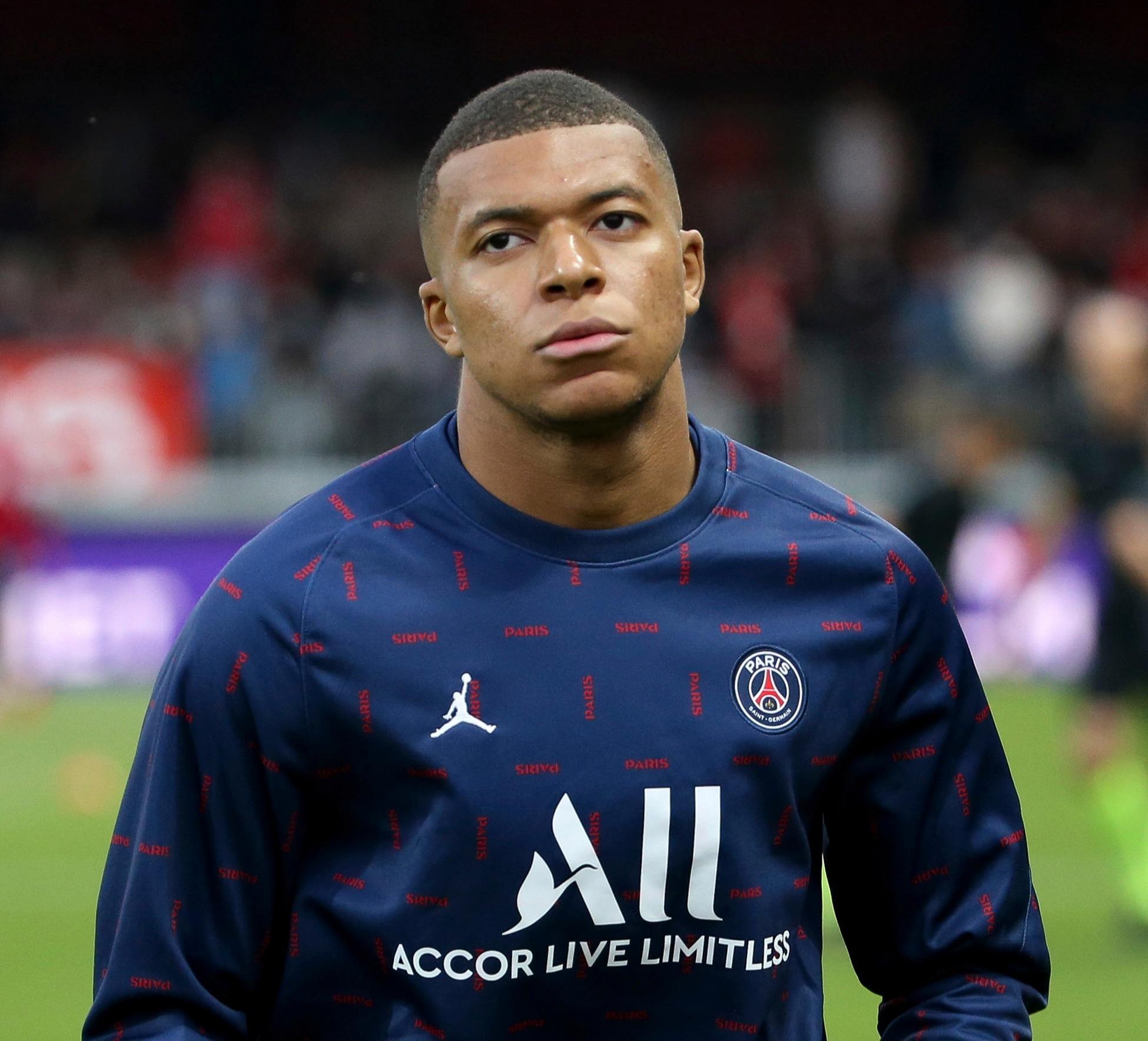 勇士官方：格林扭伤右脚，本场比赛不会回归（勇士官方通报：格林右脚扭伤，本场比赛提前退场）