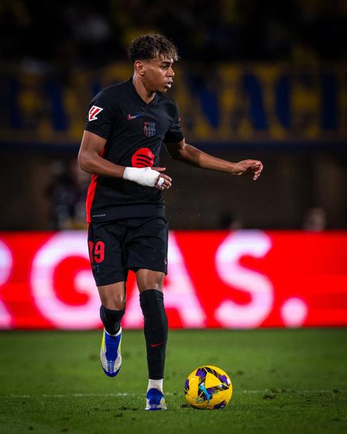 德天空：法兰克福中场乌尊肌肉受伤，预计12月欧冠踢巴萨复出（德媒天空体育：法兰克福中场乌尊肌肉受伤，预计欧冠12月战巴萨时复出）