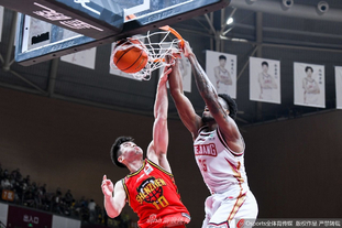 前裁判：米兰确实不该被判点球，但主裁判给的理由有问题（前裁判称：米兰点球不应判，主裁解释存疑）