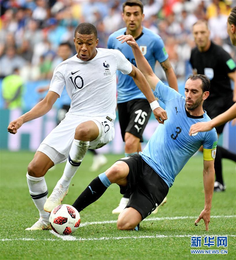 阿斯顿维拉在埃梅里带领下强势冲击英超争冠，与阿森纳激烈争夺榜首。（埃梅里率领阿斯顿维拉强势冲击英超冠军，与阿森纳上演榜首对决）