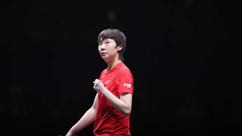 人盯人战术，一段萨利巴紧逼凯恩的短视频走红网络（萨利巴全程盯防凯恩：短视频引爆全网）